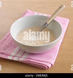 Schüssel mit verprügelten Eiern Stockfoto