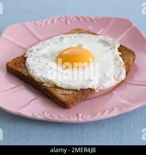 Spiegelei auf toast Stockfoto