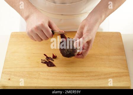 Rote Bete schälen Stockfoto