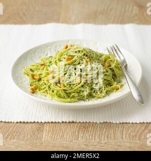 Engelhaar Pasta mit Pesto Stockfoto