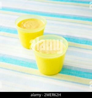 Banane, Mango und Joghurt smoothie Stockfoto
