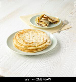 Turm aus Crepes, Crepe-Portion mit Banane und Schokoladencreme Stockfoto