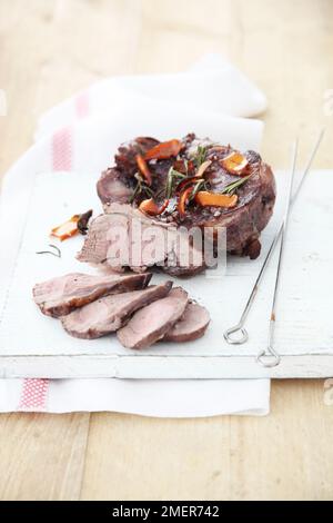 Gebratene Schmetterlingskeule von Lamm Stockfoto