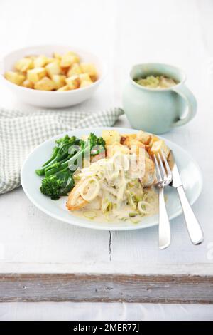 Hühnchen in Lauch- und Sahne-Sauce, Kartoffeln und Brokkoli Stockfoto