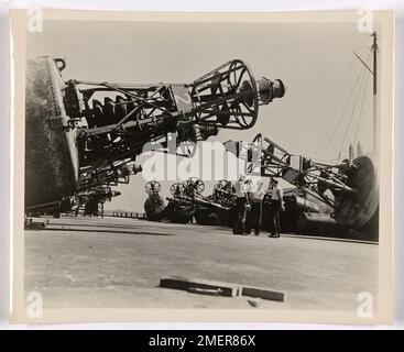 Die Bojen wurden im Coast Guard Booy Depot gereinigt und überholt. Dieser Gegenstand besteht aus einem Foto von drei Küstenwachmännern, die zwischen Bojen stehen, die im Bojenlager gereinigt und überholt werden. Stockfoto