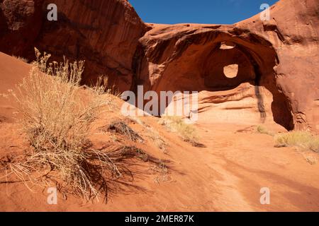 Big Hogan ist einer der Sandsteinbögen im Monument Valley, Arizona, USA. Stockfoto