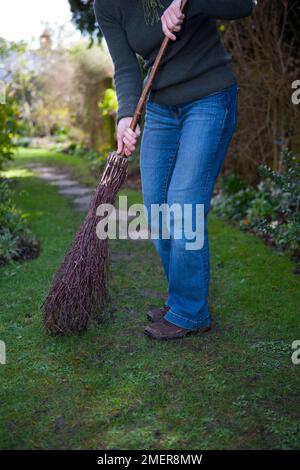 Entfernen von Schneckengießen vom Rasen mit Besen Stockfoto