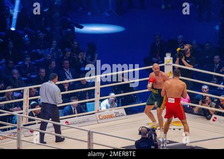 11-28-2015 Düsseldorf, Deutschland. Tyson Fury schließt für einen Bruchteil einer Sekunde die Augen, während Wladimir Klitschko sich auf den Angriff vorbereitet Stockfoto