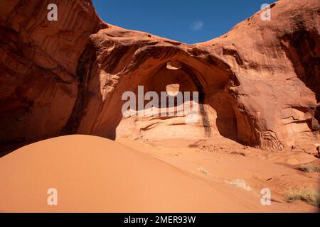 Big Hogan ist einer der Sandsteinbögen im Monument Valley, Arizona, USA. Stockfoto