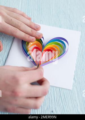 Bilden ein Herz Karte, Biegen bunte Streifen in Loops Herzform zu machen Stockfoto