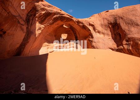 Big Hogan ist einer der Sandsteinbögen im Monument Valley, Arizona, USA. Stockfoto