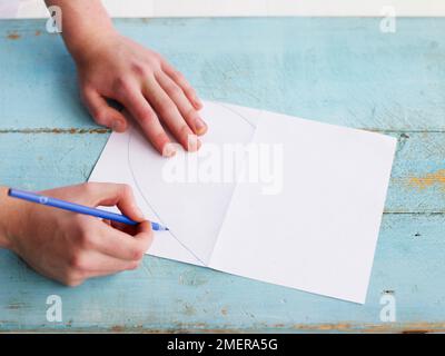 Umschlag erstellen, Herzform auf Papier zeichnen Stockfoto