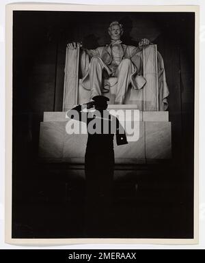 Der Küstenwächter Thomas Sortino, der während der Invasion Nordafrikas seinen rechten Arm verlor, zollt Abraham Lincoln am Memorial Day in Washington D.C. Tribut. Sortino, ein gebürtiger Chicagoer, denkt über die Opfer nach, die für die Freiheit gebracht wurden. Stockfoto