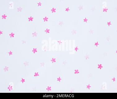 Pinkfarbenes Blumenmuster auf weißem Papierhintergrund Stockfoto