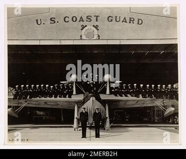 Lieutenant C.B. Olsen kommandiert das General-Muster auf der Miami Air Station, ein regelmäßiges Treffen, um Personal und Einsatzbereitschaft zu überprüfen. Diese Veranstaltung zeigt die laufenden Operationen der Küstenwache in Miami. Stockfoto