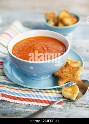 Tomatensuppe in Schüssel mit Stern- und herzförmigem getoastetem Brot Stockfoto
