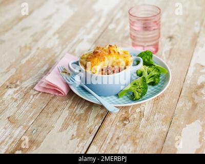 Individueller Hüttenkuchen in Ramekin Stockfoto