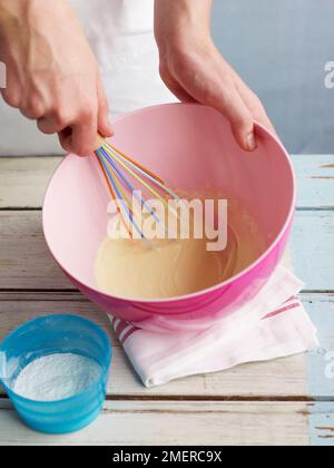 Mixtur aus Milchschaum und Puderzucker, Maxen von gefrorenem Joghurt Stockfoto