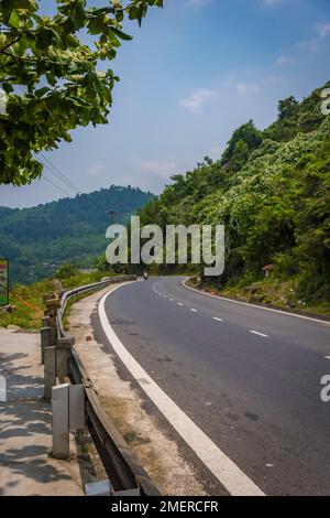 Sonnige Bergstraße in Hải Vân Hai Van Pass, Vietnam. Stockfoto