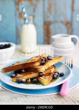 Eierbrot mit Blaubeeren und Ahornsirup Stockfoto