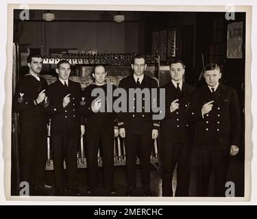 Brooklyn Coast Guard Unit Gewinnt Dritten Naval District Pistol Cup. New York, New York: Gewinner des dritten Naval District Commandants Cup Pistol Tournament ist das Brooklyn Barracks Coast Guard Team, das oben gezeigt wird, zusammen mit LT. H. Silverson, USCGR, kommandierender Offizier der Hafensicherheitskaserne. Alle ehemaligen Scharfschützen sind sie (von links nach rechts): Joseph Nellegar, SP. 1C von Newark, N.J.; Charles Apfelback, CBM aus Washington, D.C. Justizministerium Marksman, Leutnant Silverson, Raymond Christopher, CSP aus Chicago, Illinois, Scharfschütze beim Drogendezernat, bevor er zum Dienst kam, und Joh Stockfoto