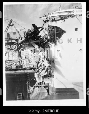 SS Stockholm in Drydock am Pier 97, New York, nach der Kollision mit Andrea Doria. [Eines von neun] 9 Bilder kopiert für Merchant Marine Technical, die MMT aus den Akten des Merchant Marine Fisheries Committee ausgeliehen hat (Fotos aufgenommen von A. Miller von Bethlehem Steel Corp.). Stockfoto