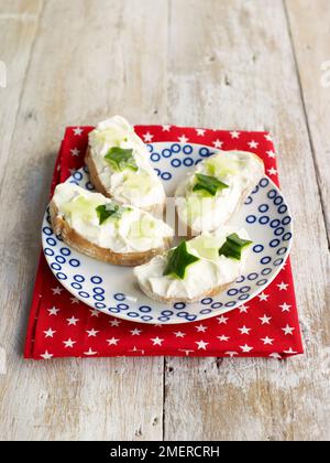 Frischkäse und Gurkenbruschettas Stockfoto