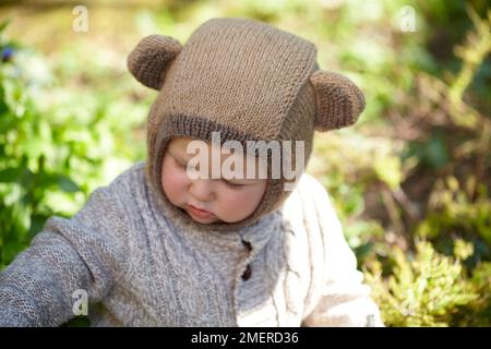 Baby Boy trägt einen bearaclava, Sturmhaube mit Ohren, 17 Monate Stockfoto