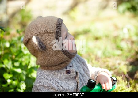 Baby Boy trägt einen bearaclava, Sturmhaube mit Ohren, 17 Monate Stockfoto