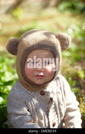 Baby Boy trägt einen bearaclava, Sturmhaube mit Ohren, 17 Monate Stockfoto