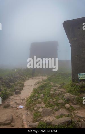 Militärbunker im Nebel über dem Hải Vân Hai Van Pass, Vietnam. Stockfoto