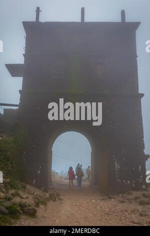 Militärbunker im Nebel über dem Hải Vân Hai Van Pass, Vietnam. Stockfoto