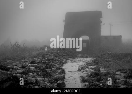Militärbunker im Nebel über dem Hải Vân Hai Van Pass, Vietnam. Stockfoto