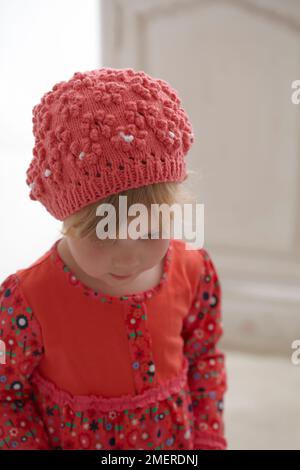 Mädchen mit Strickmütze, 3,5 Jahre Stockfoto