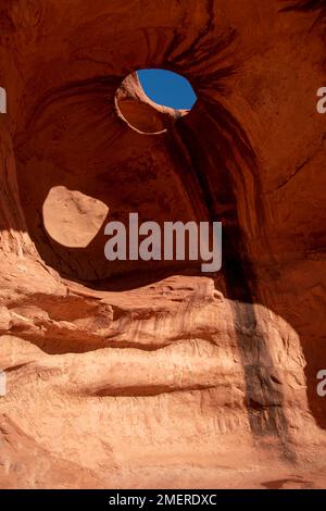 Big Hogan ist einer der Sandsteinbögen im Monument Valley, Arizona, USA. Stockfoto