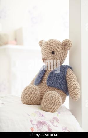 Brauner Teddybär mit blauer Weste Stockfoto