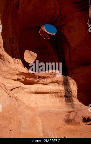 Big Hogan ist einer der Sandsteinbögen im Monument Valley, Arizona, USA. Stockfoto
