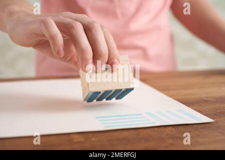 Drucken von Geschenkpapier mit einem linierten Stempel Stockfoto