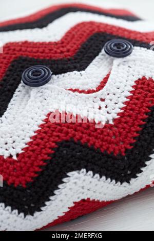 Gestricktes Kissen mit Chevron-Design Stockfoto