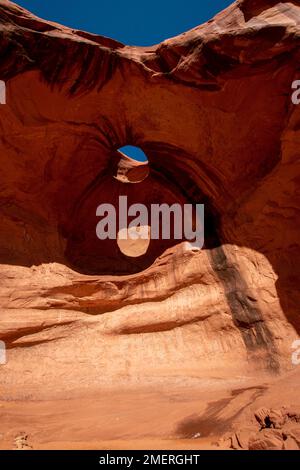Big Hogan ist einer der Sandsteinbögen im Monument Valley, Arizona, USA. Stockfoto
