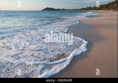 Myanmar, Westmyanmar, Ngapali, Ngapali Beach, Wellen am Strand Stockfoto