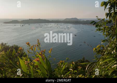 Myanmar, Westmyanmar, Ngapali, Bucht mit Fischerbooten Stockfoto