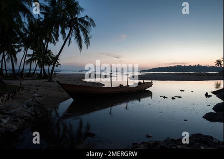 Myanmar, Westmyanmar, Ngapali, Bucht mit Fischerbooten Stockfoto