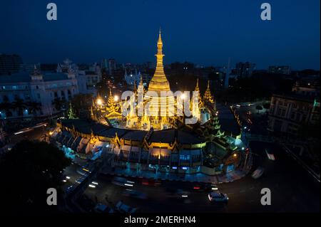 Myanmar, Rangun (Yangon), Downtown, Sule Paya, Luftaufnahme bei Nacht Stockfoto