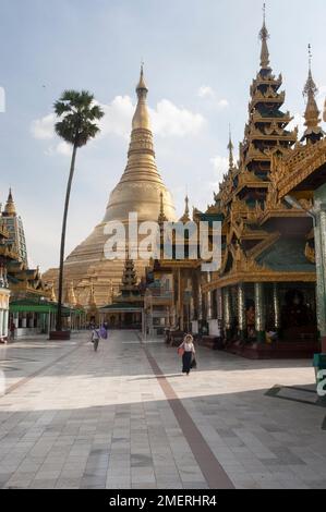 Myanmar, Rangun (Yangon), Shwedagon Paya, zentrale Stupa vom Nordeingang Stockfoto