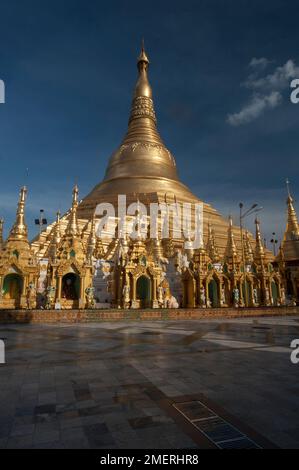 Myanmar, Rangun (Yangon), Shwedagon Paya, zentrale Stupa und Terrasse Stockfoto