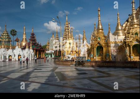 Myanmar, Rangun (Yangon), Shwedagon Paya, Terrace und Stupas Stockfoto