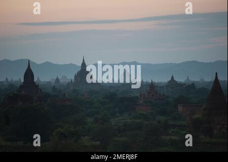 Myanmar, Westbirma, Bagan, Sonnenuntergang über der Südebene Stockfoto