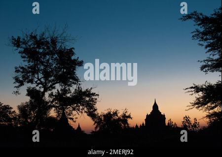 Myanmar, Westbirma, Bagan, Sonnenuntergang über der Südebene Stockfoto