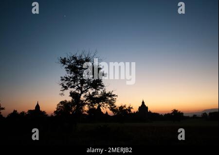 Myanmar, Westbirma, Bagan, Sonnenuntergang über der Südebene Stockfoto